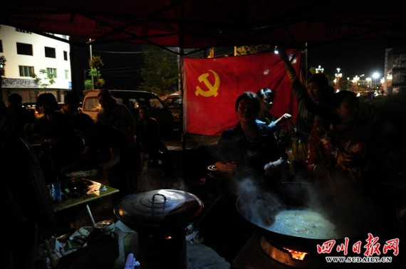 四川雅安震后首夜:两三百人合伙捐肉捐米煮大锅饭(多图)