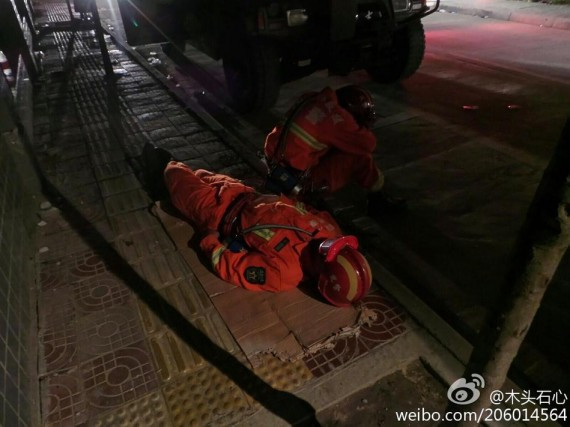 四川雅安震后首夜:两三百人合伙捐肉捐米煮大锅饭(多图)