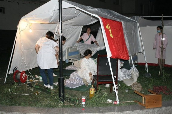 四川雅安震后首夜:两三百人合伙捐肉捐米煮大锅饭(多图)