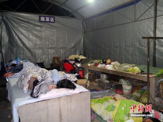 四川雅安震后首夜:两三百人合伙捐肉捐米煮大锅饭(多图)