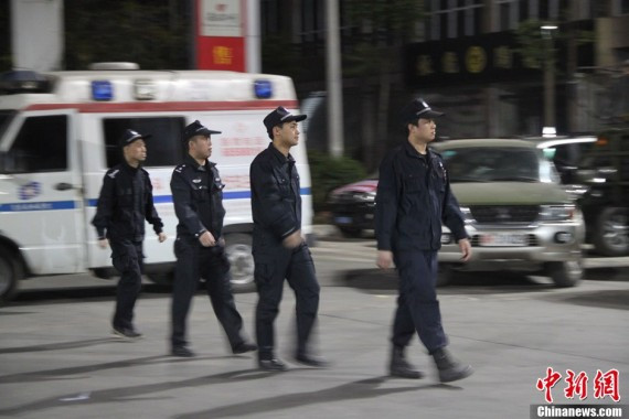 四川雅安震后首夜:两三百人合伙捐肉捐米煮大锅饭(多图)