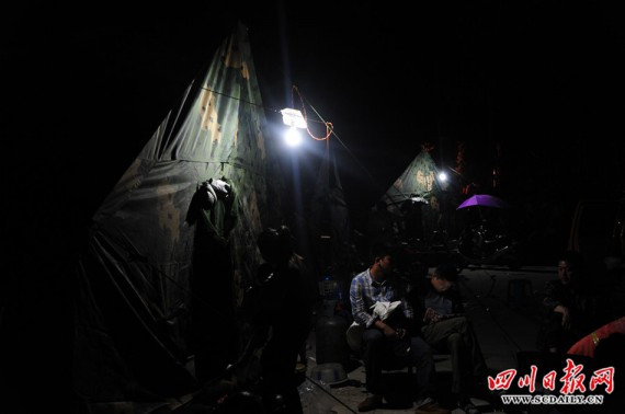 四川雅安震后首夜:两三百人合伙捐肉捐米煮大锅饭(多图)