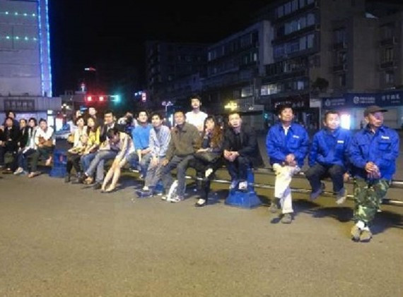 四川雅安震后首夜:两三百人合伙捐肉捐米煮大锅饭(多图)