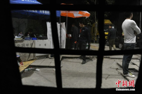 四川雅安震后首夜:两三百人合伙捐肉捐米煮大锅饭(多图)