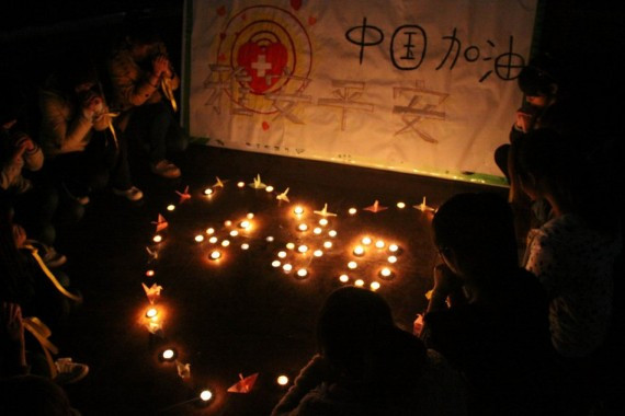 四川雅安震后首夜:两三百人合伙捐肉捐米煮大锅饭(多图)