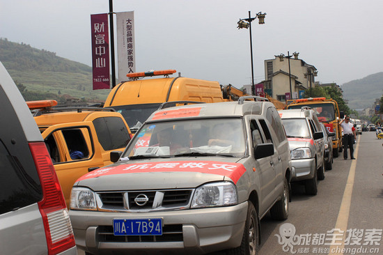 还在堵 雅安地震灾区缺吃缺喝食物全部堵在路上(图)