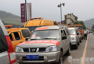 雅安灾区缺吃缺喝 食物全部堵在路上