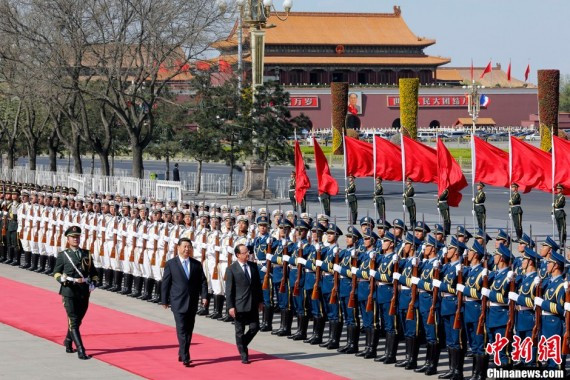 习近平彭丽媛欢迎法国总统奥朗德及女友访华(图文/视频)