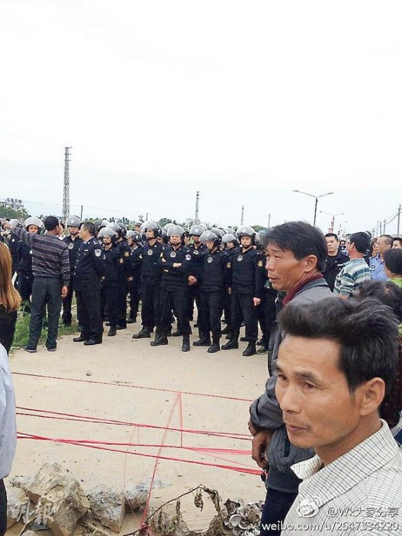 抱怨民选村委维权不力 乌坎村民再抗议 与数百警察对峙(图)