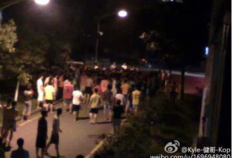广州大学生醉酒闹事 致上百学生对峙