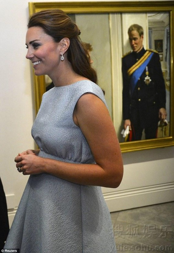 凯特王妃挺孕肚再现身 亲赴画廊参观威廉王子像(多图)