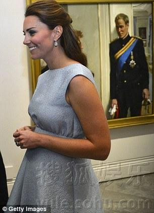 凯特王妃挺孕肚再现身 亲赴画廊参观威廉王子像(多图)