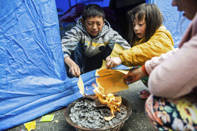 雅安震区迎来头七:帐篷外烧纸钱,灾童们哭得好伤心(图)
