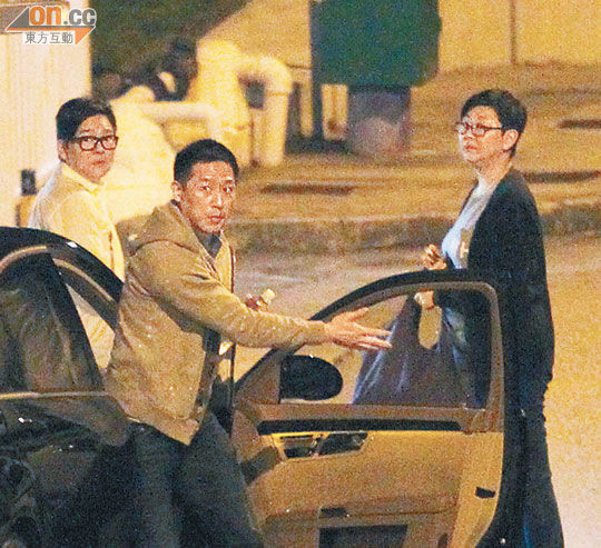 唐唐走出张国荣离世阴霾 约女性吃饭当司机接载(图)