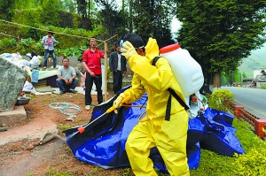 芦山县地震后缺厕所:校园墙角下尽是粪便和卫生纸(图)