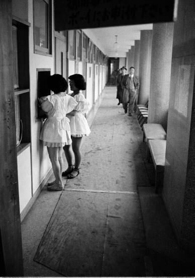 照片记录50年代日本陪浴小姐：一丝不挂无羞涩(组图)