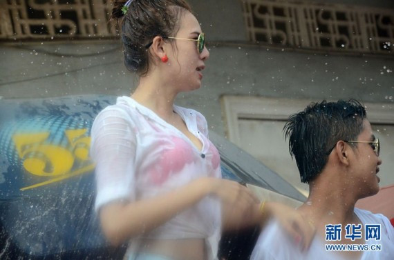实拍：老挝泼水节上的“湿身”美女(高清组图)