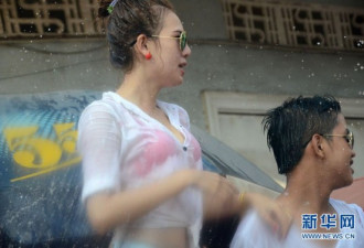 实拍：老挝泼水节上的“湿身”美女