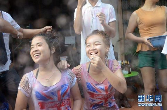 实拍：老挝泼水节上的“湿身”美女(高清组图)