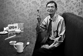 64岁华裔男子成“食神” 遍尝6297家中餐馆