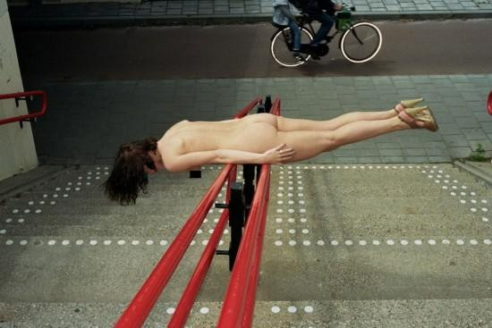 仆街18禁！马来西亚女摄影师荷兰拍摄全裸仆街照(组图)