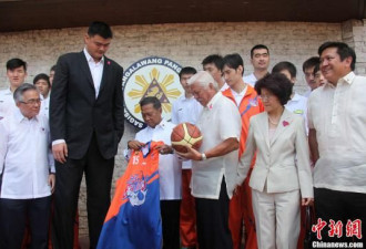 菲律宾副总统会见姚明 开心踮脚比高