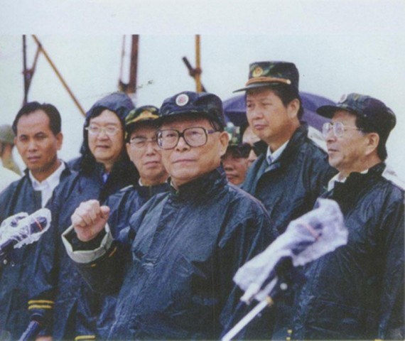 江泽民视察旧照：1994年在习近平陪同下视察福州(组图)