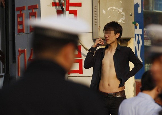 男子欲在郑州街头割脖自杀 民警上前空手夺下利器(组图)