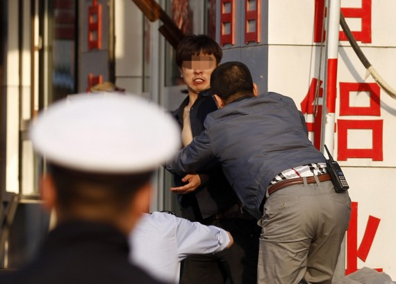 男子欲在郑州街头割脖自杀 民警上前空手夺下利器(组图)