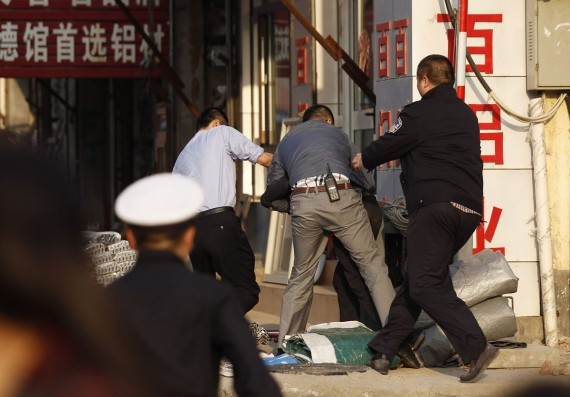 男子欲在郑州街头割脖自杀 民警上前空手夺下利器(组图)
