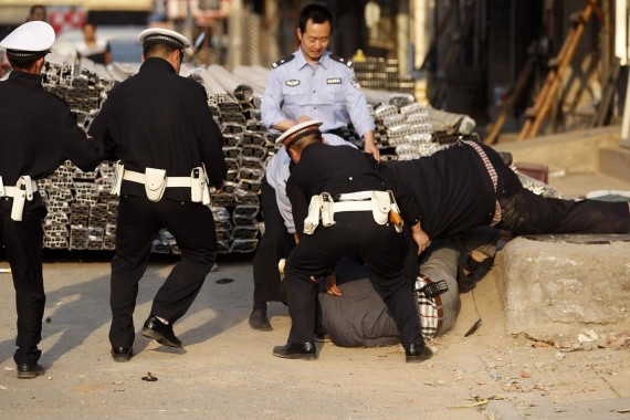 男子欲在郑州街头割脖自杀 民警上前空手夺下利器(组图)