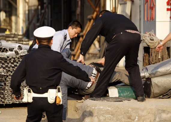 男子欲在郑州街头割脖自杀 民警上前空手夺下利器(组图)