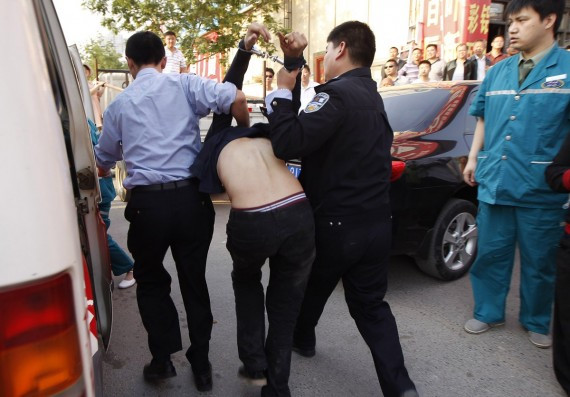男子欲在郑州街头割脖自杀 民警上前空手夺下利器(组图)