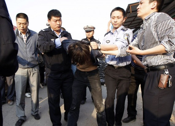 男子欲在郑州街头割脖自杀 民警上前空手夺下利器(组图)