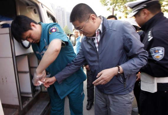 男子欲在郑州街头割脖自杀 民警上前空手夺下利器(组图)