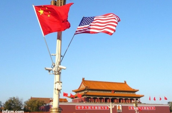 2009年11月17日，北京天安门广场，中美两国国旗迎风飘扬，欢迎美国总统奥巴马访华。 （东方IC/图）