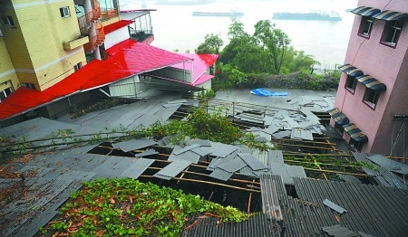 重庆一男子暴雨天在工地戴着耳塞上网 遭雷击身亡(组图)