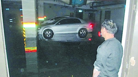 重庆一男子暴雨天在工地戴着耳塞上网 遭雷击身亡(组图)