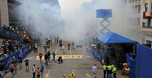美国波士顿马拉松终点处发生两起爆炸