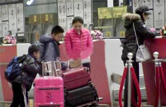 张艺谋超生引热议 网友:他妻子没有被引产堕胎(组图)