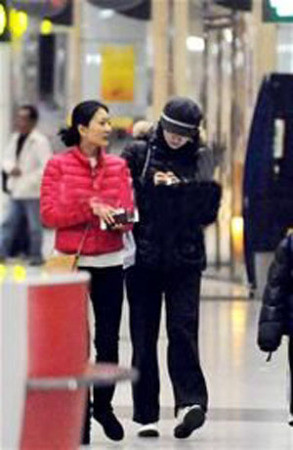 张艺谋超生引热议 网友:他妻子没有被引产堕胎(组图)