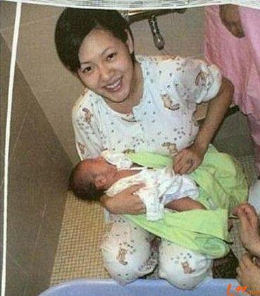 女明星喂奶照曝光 范冰冰许晴尺度大(组图)