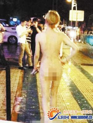 厦门:裸女街上走秀一小时 路人疯狂拍照无人制止(组图)