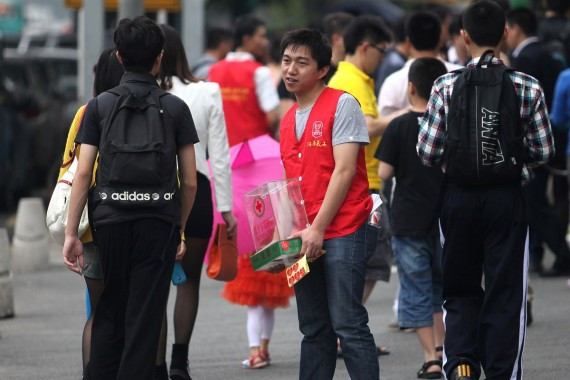 深圳红十字会为四川雅安地震筹款 市民绕行(高清组图)