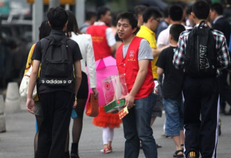 深圳红十字会为雅安筹款 市民皆绕行