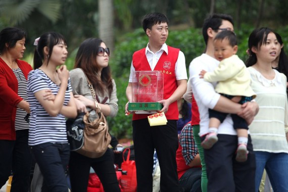 深圳红十字会为四川雅安地震筹款 市民绕行(高清组图)