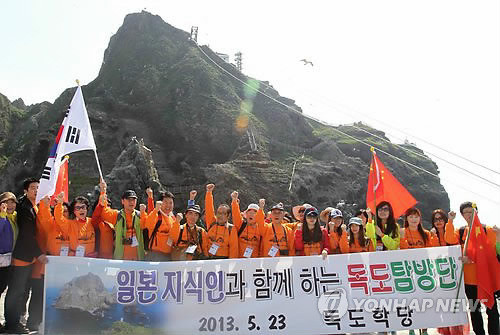 22日上午,由三名日本籍历史学者、中国和蒙古留学生组成的独岛探访团登上独岛。