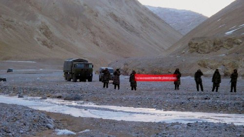 中国边防军人打出英文横幅 提示印军已跨过边界请撤回(图)
