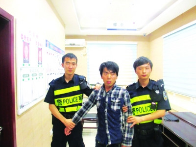 雨夜色狼公厕欲奸淫少女 被叫10余声大哥心软了(图)