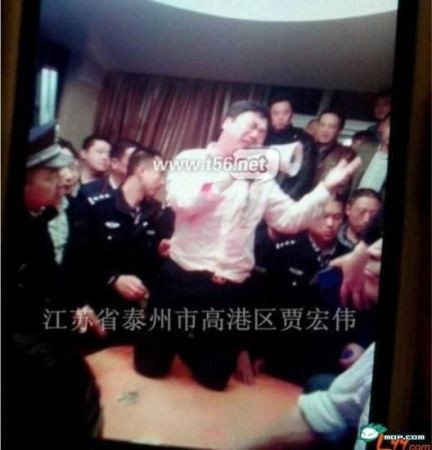 江苏泰州一工业园书记吃天价餐被围堵 向群众下跪(组图)